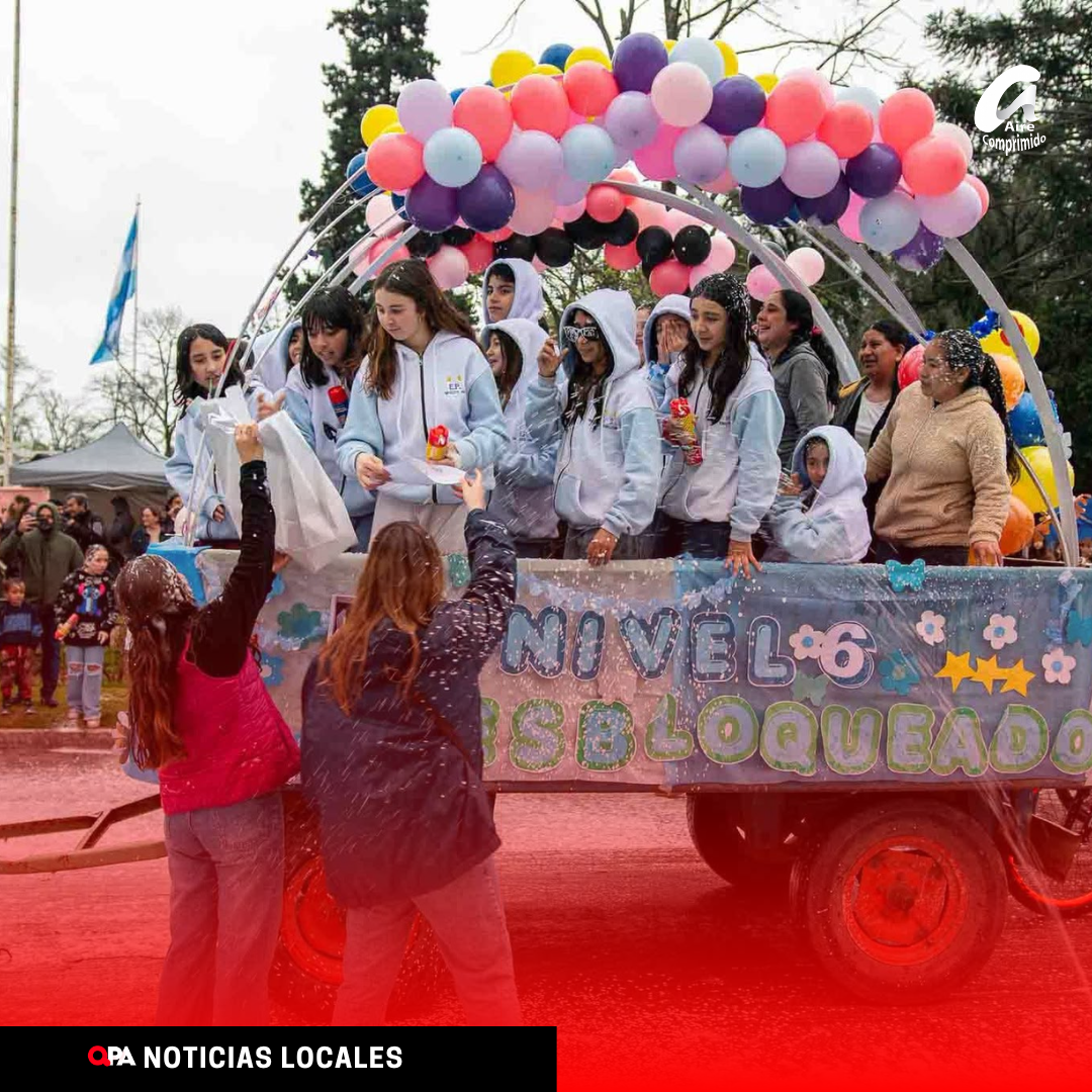 A pesar de la lluvia, América se llenó de color con el tradicional Desfile de Carrozas